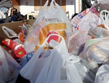 Οι Έλληνες μείωσαν την χρήση της πλαστικής σακούλας κατά 80%